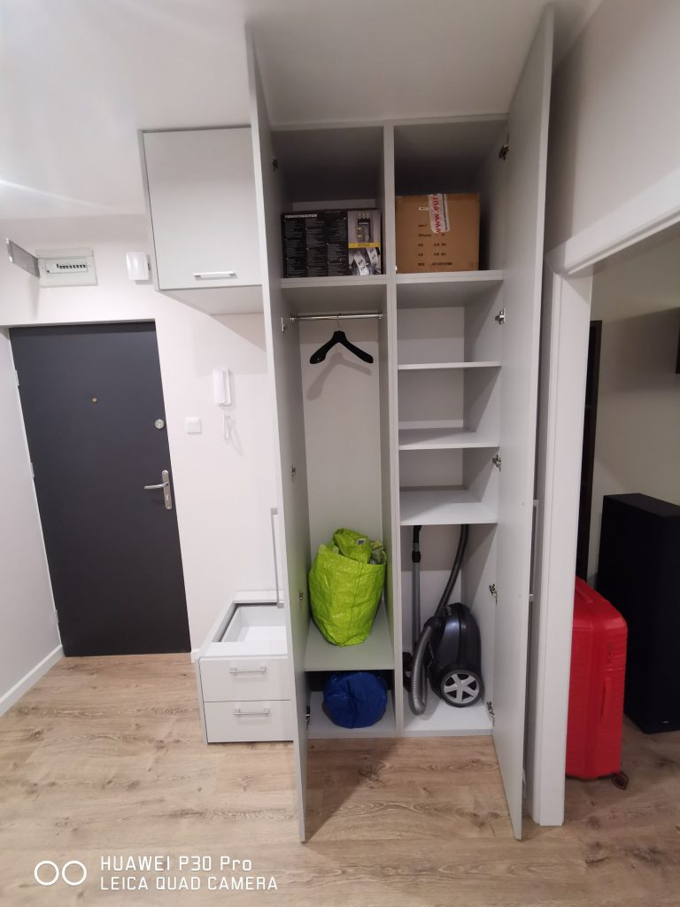 szafa z tapicerka min