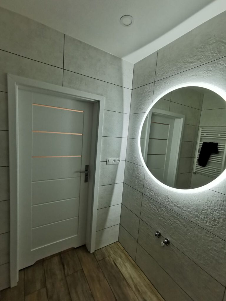 bialy montaz lustro LED