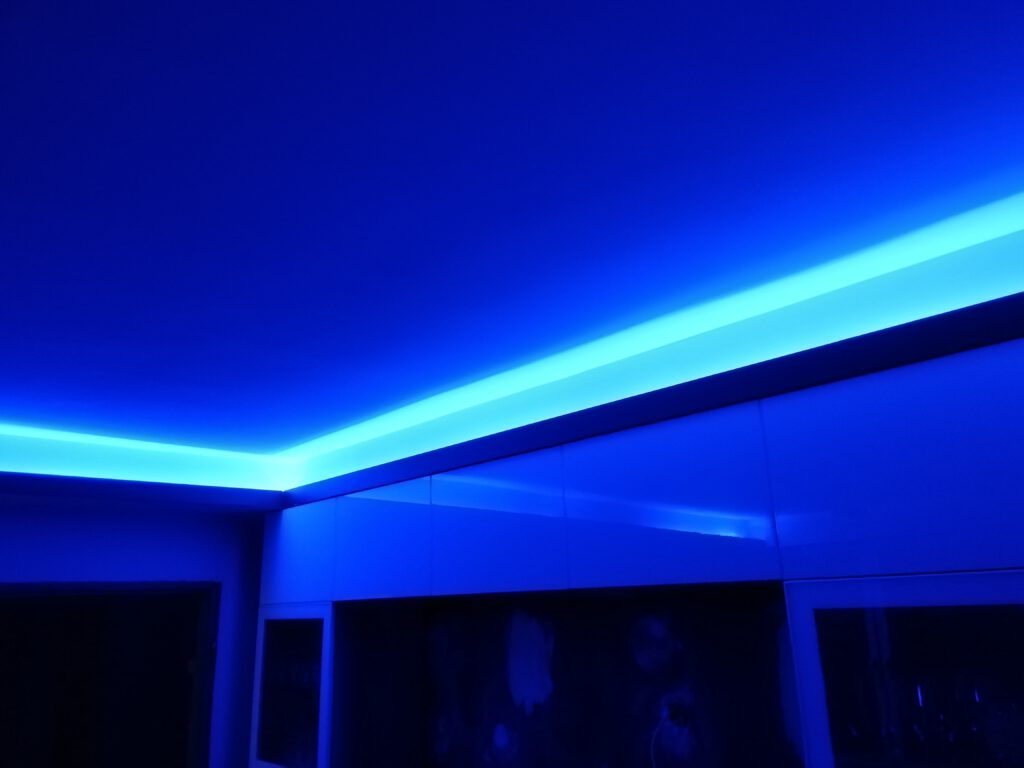 NIEBIESKIE NOWOCZESNE OSIETLENIE LED