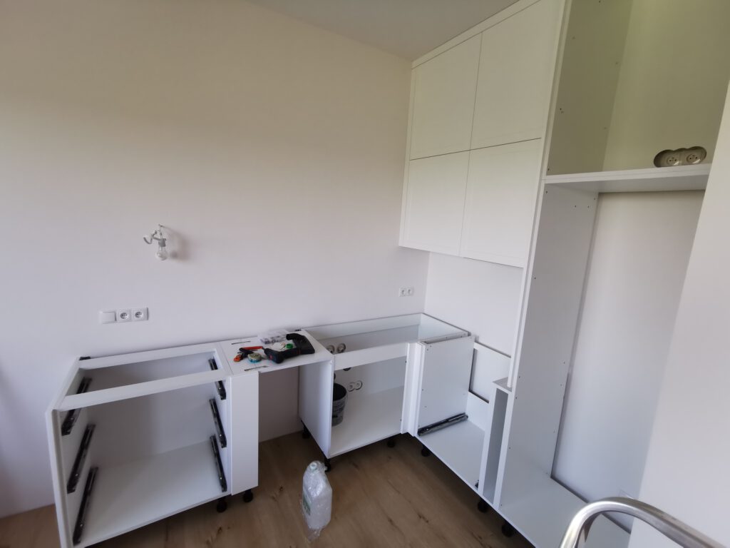 USTAWIENIE KORPUSOW SZAFEK DOLNYCH