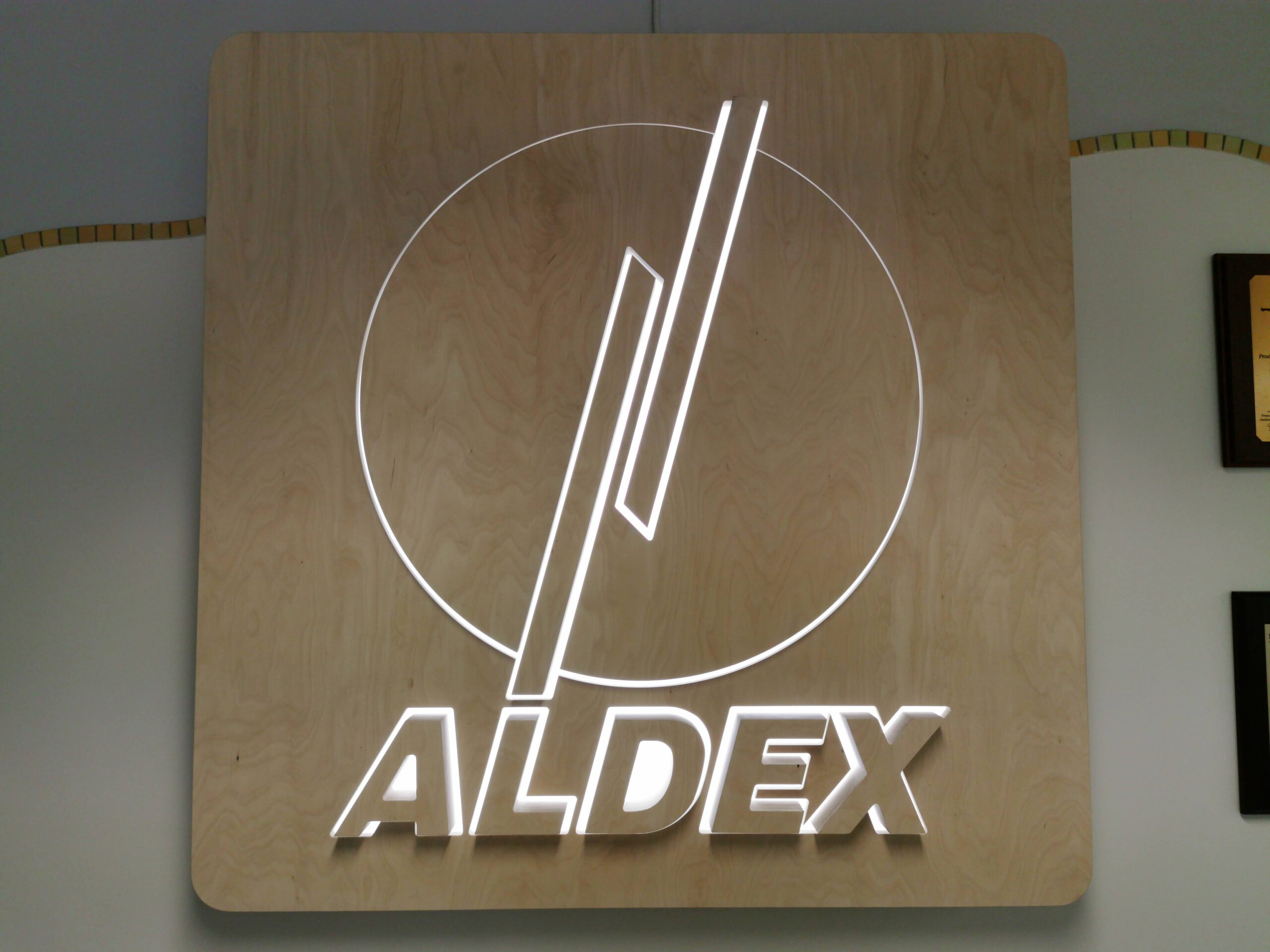 GLOWNE podswietlone logo 1