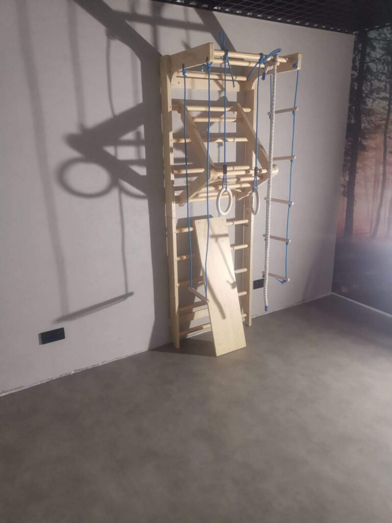 Rusztowanie ustawione przy ścianie w pomieszczeniu podczas remontu.