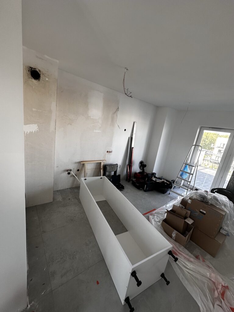 Remontowane pomieszczenie z narzędziami i materiałami budowlanymi.