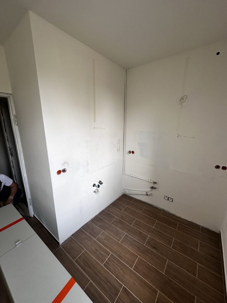 Wnęka z szafkami i instalacją elektryczną podczas wykończenia.