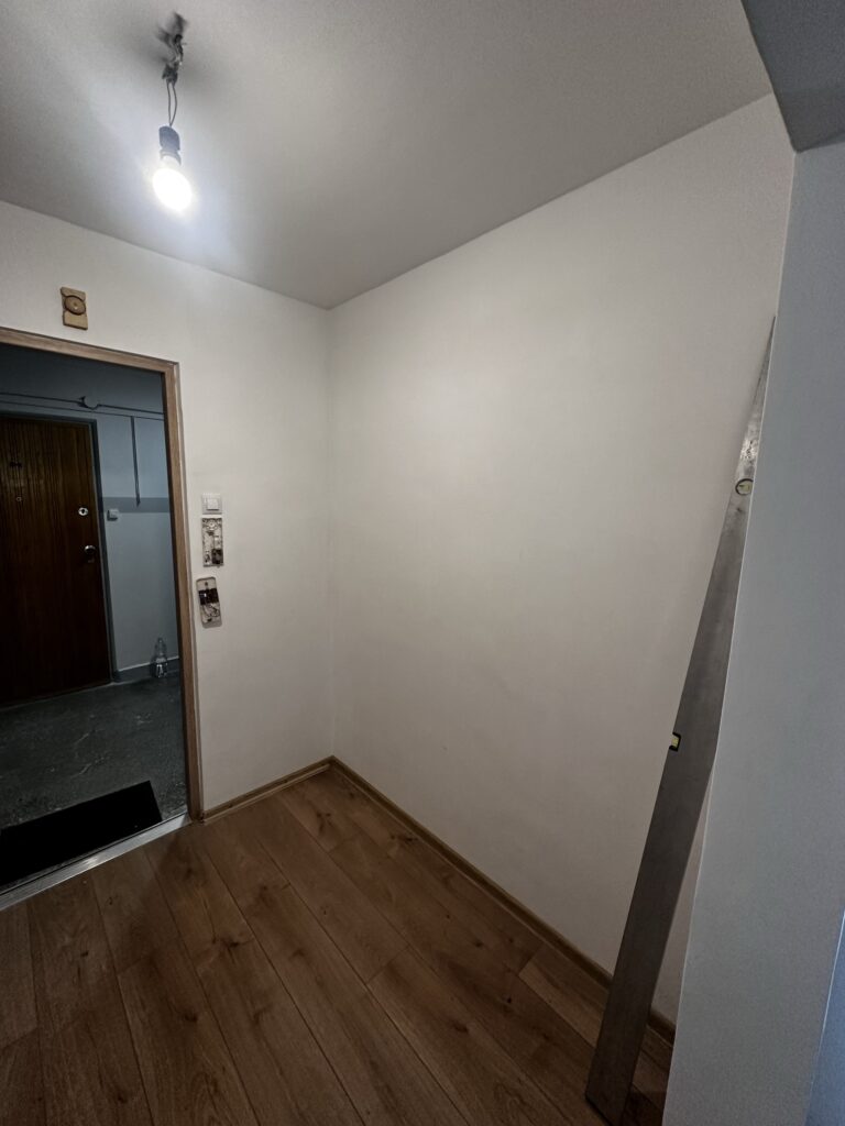 Wnęka w przedpokoju przygotowana pod zabudowę.