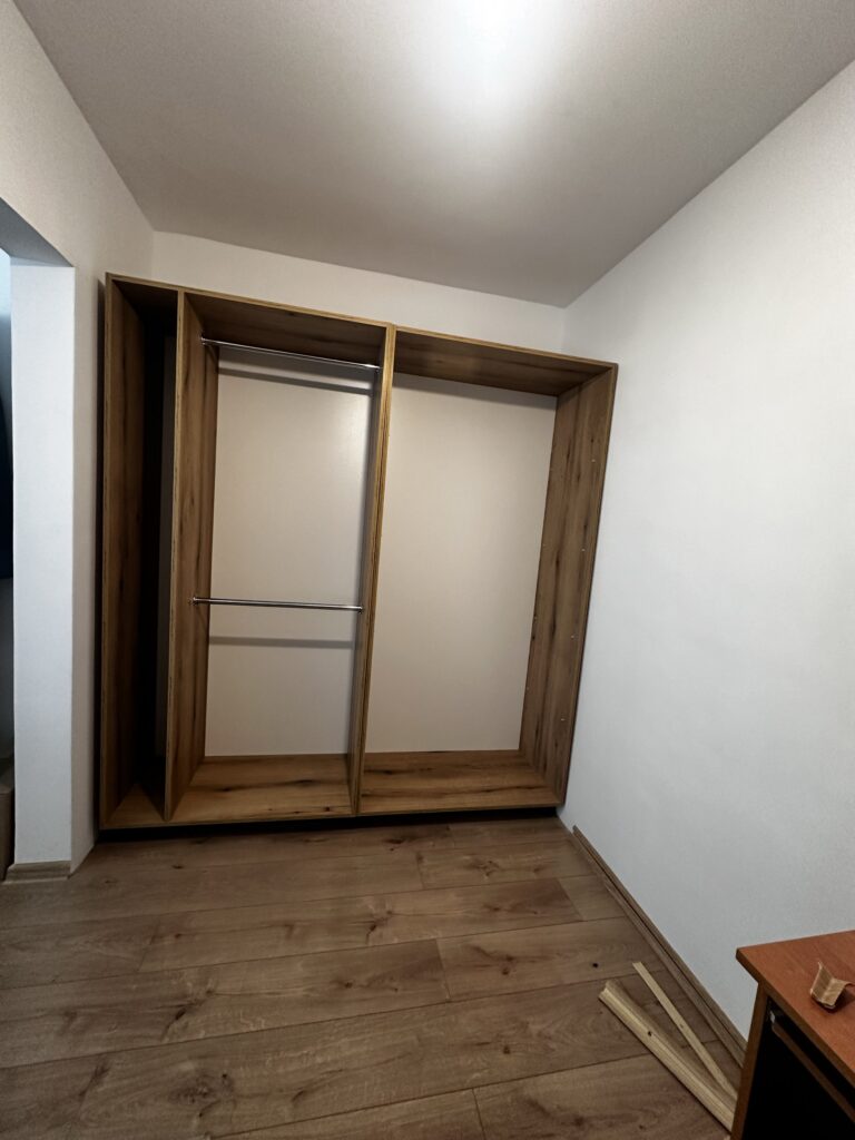 Szafa wnękowa w trakcie montażu.