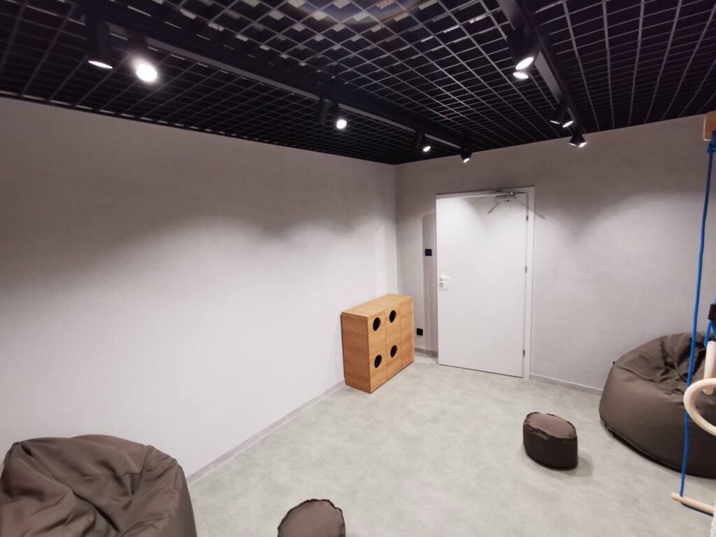 Sala z drewnianym domkiem dla zwierzęcia i workami sako.