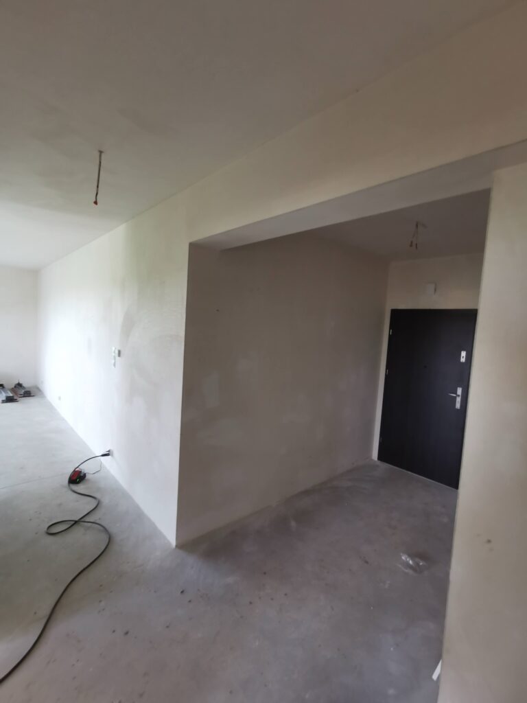 Remontowany przedpokój z otynkowaną wnęką