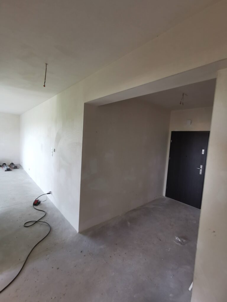 Otynkowany korytarz z wnęką przy drzwiach wejściowych