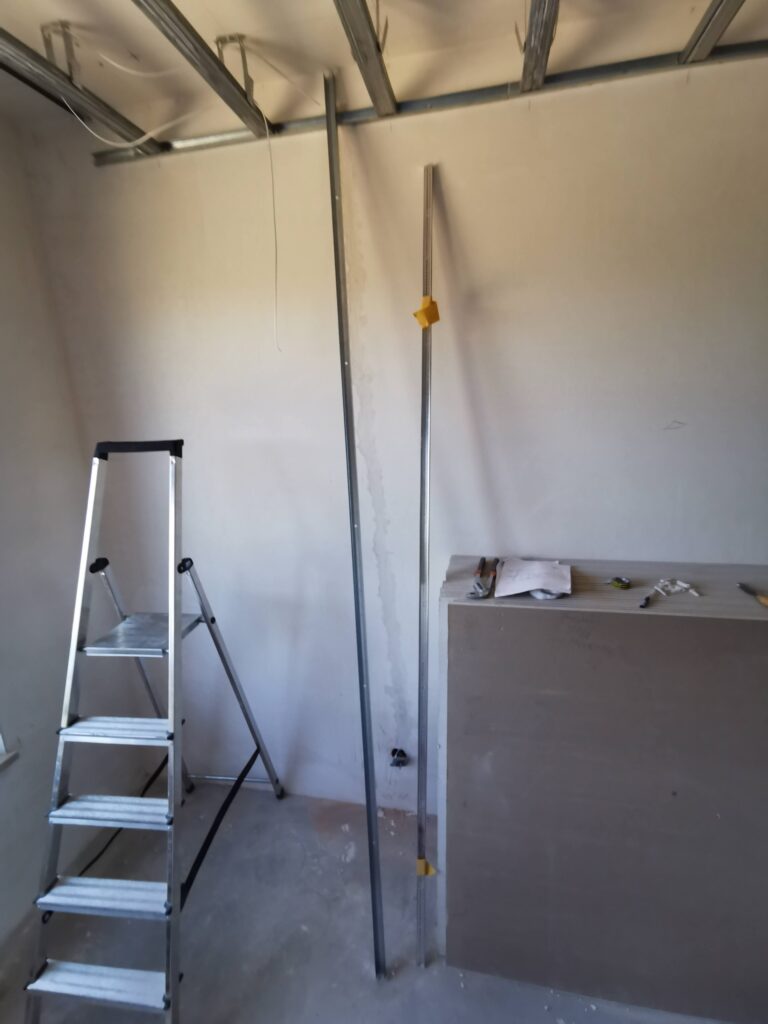 Drabina i przewody w remontowanym pomieszczeniu