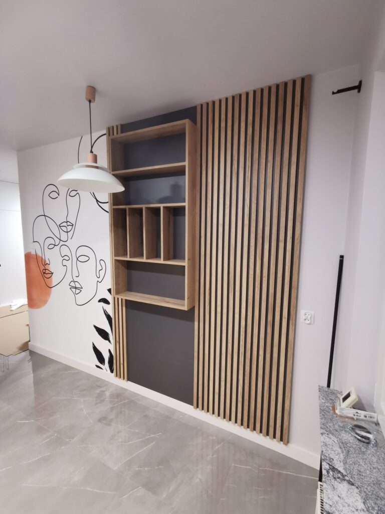 Drewniana zabudowa ścienna z półkami i lampą wiszącą.