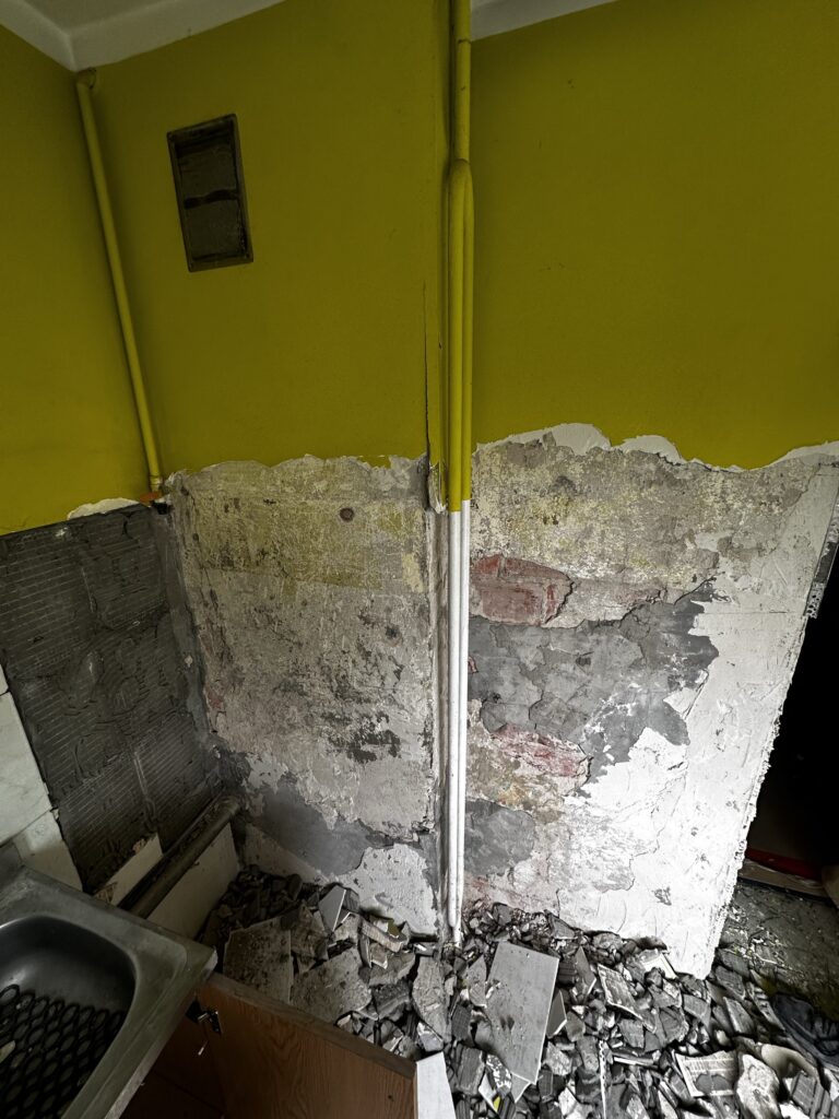 Fragment skutej ściany w remontowanym wnętrzu.