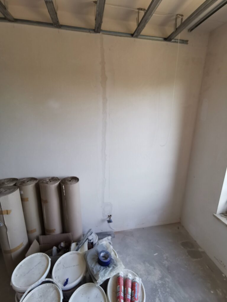 Ściana z przygotowaną instalacją elektryczną w remontowanym pomieszczeniu