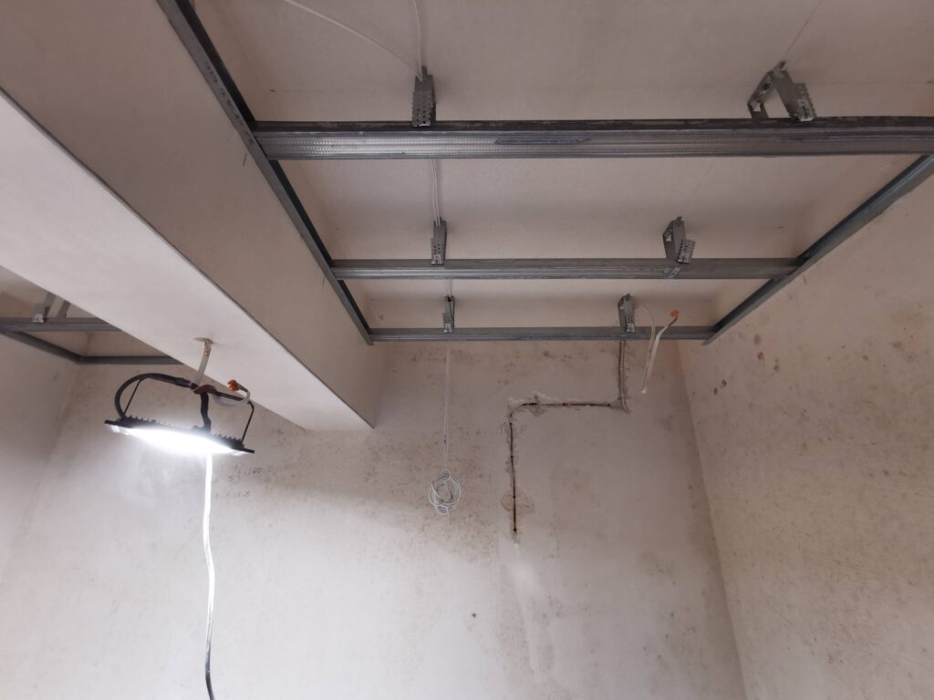 Konstrukcja sufitu podwieszanego z przewodami instalacyjnymi