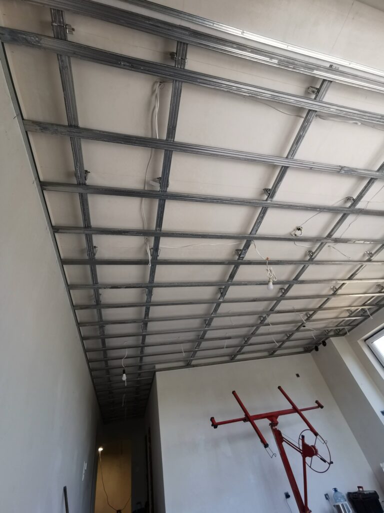 Metalowy stelaż sufitu podwieszanego w remontowanym pokoju