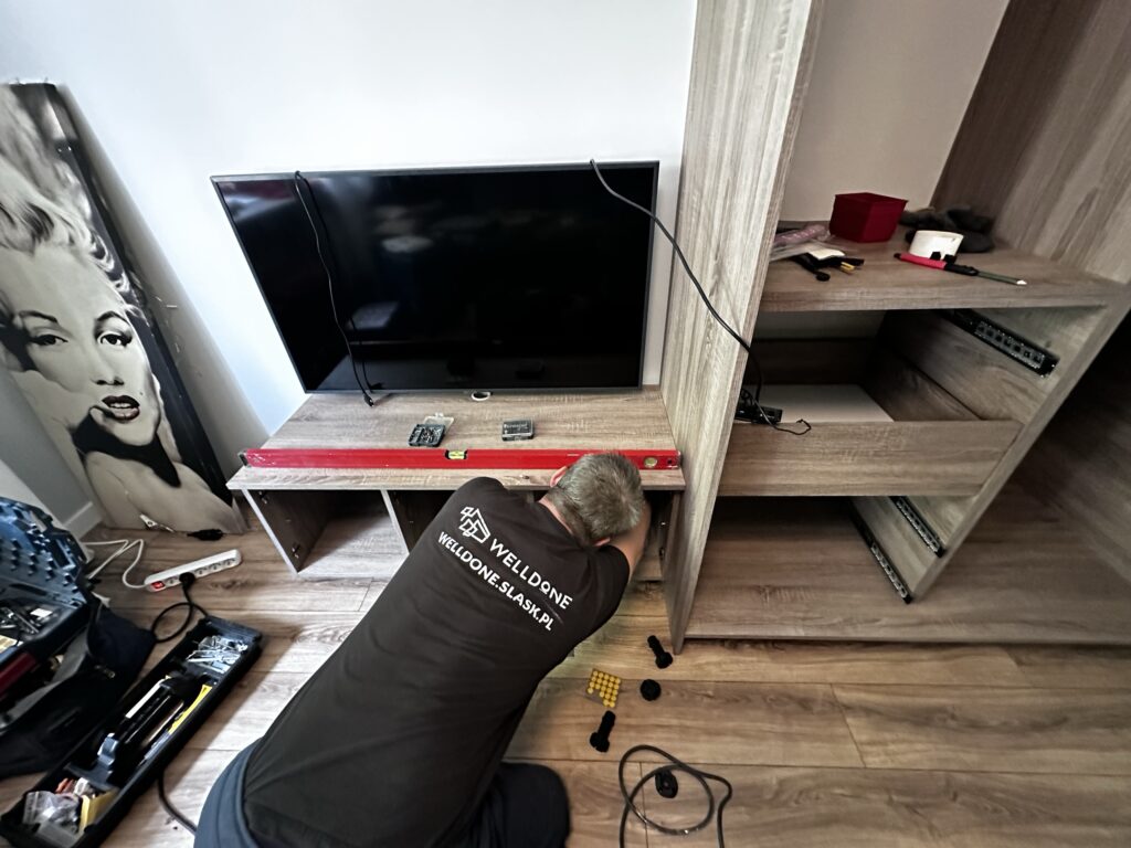 Telewizor i przewody przygotowane do montażu.