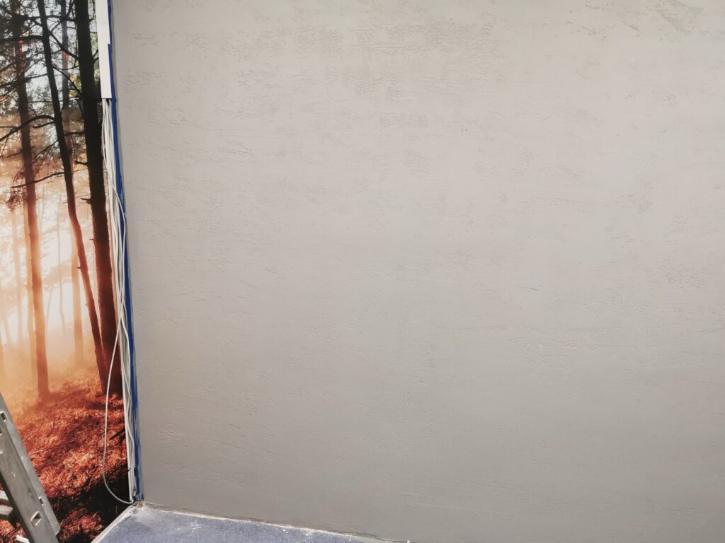 Fragment jasnej ściany przy krawędzi fototapety.