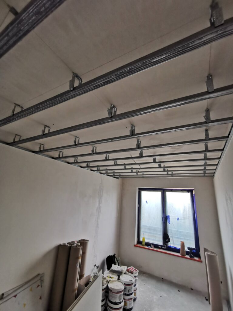 Ruszt z profili metalowych pod sufitem