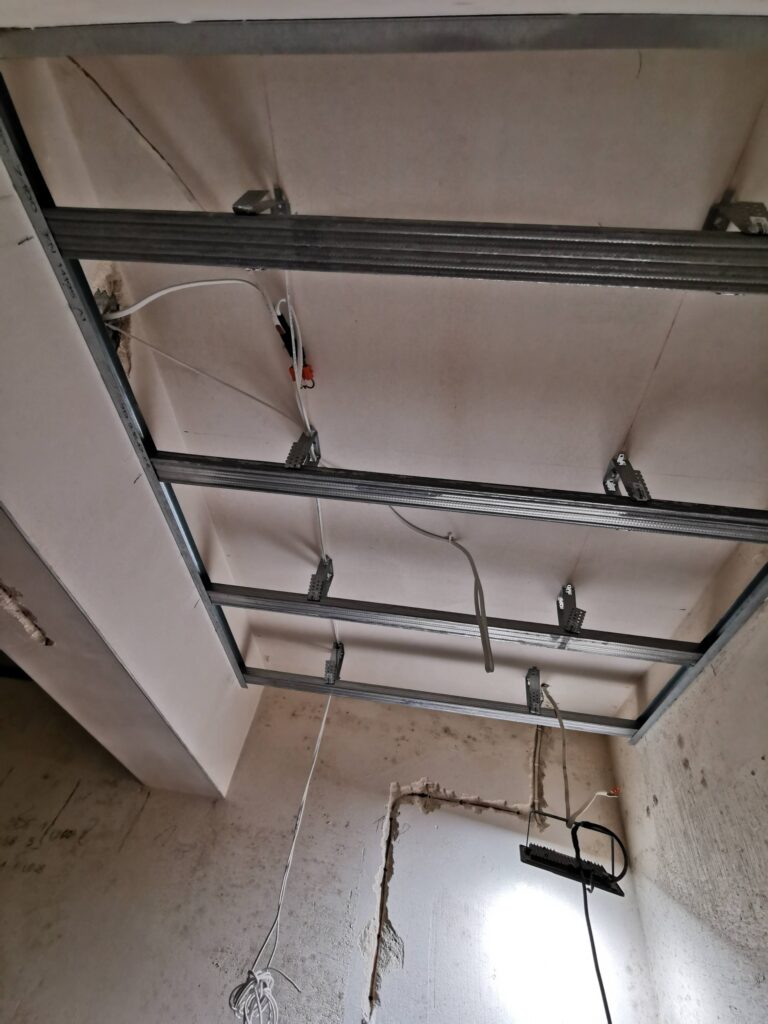 Metalowy stelaż sufitu podwieszanego