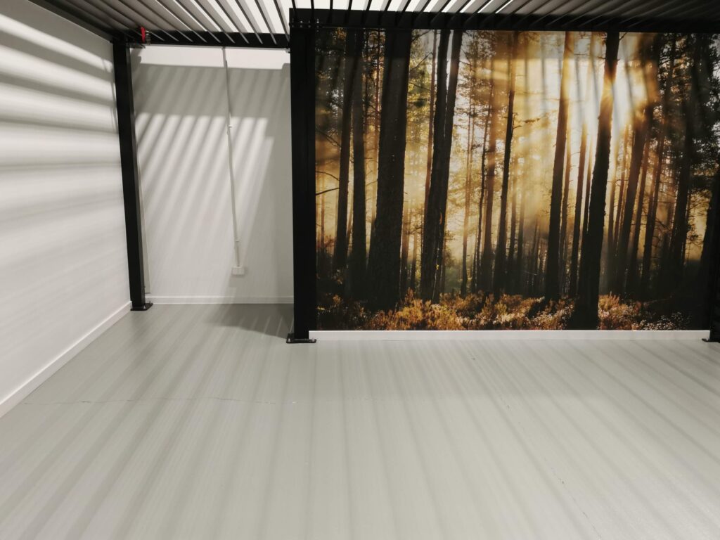 Pomieszczenie z fototapetą przedstawiającą las i białą podłogą.