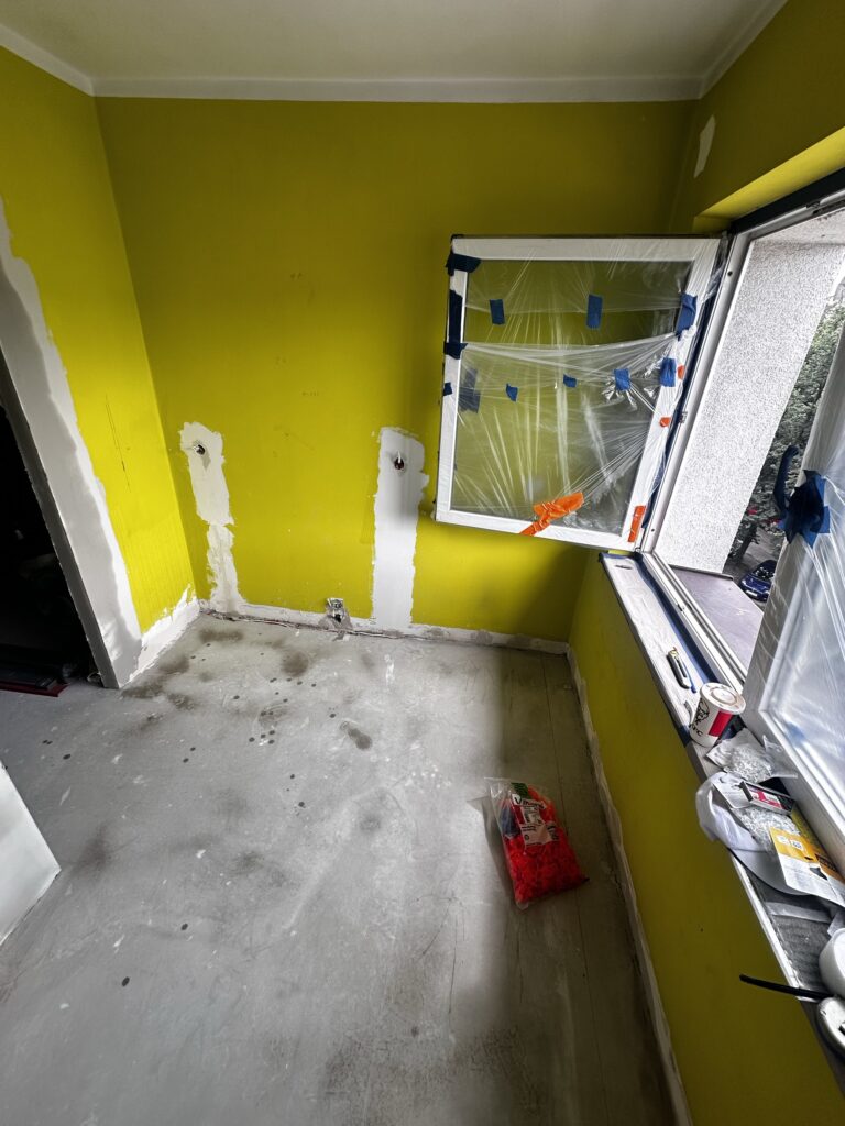 Żółte wnętrze w trakcie remontu z przygotowaną instalacją.