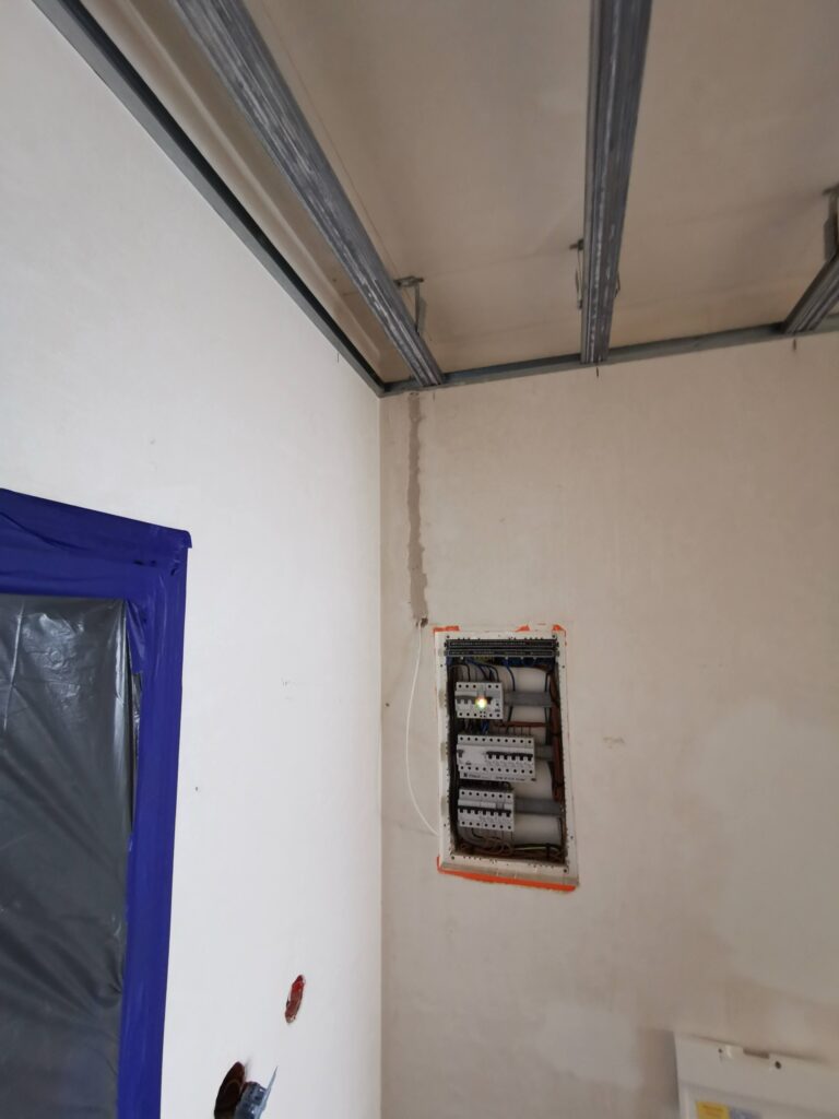 Rozdzielnica elektryczna w ścianie pod sufitem podwieszanym