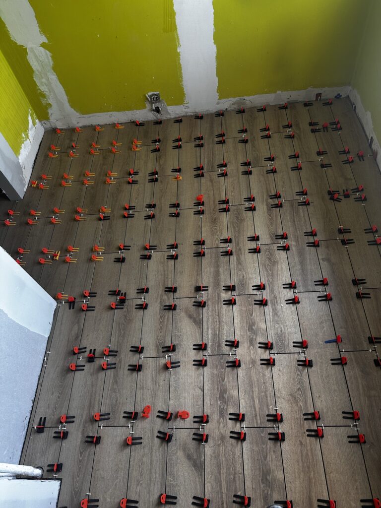 Mata grzewcza ułożona na podłodze w remontowanym pokoju.