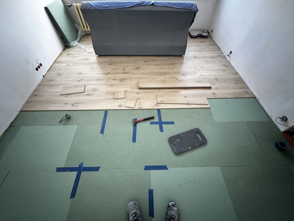 Drewniana podłoga przygotowana do dalszego montażu.