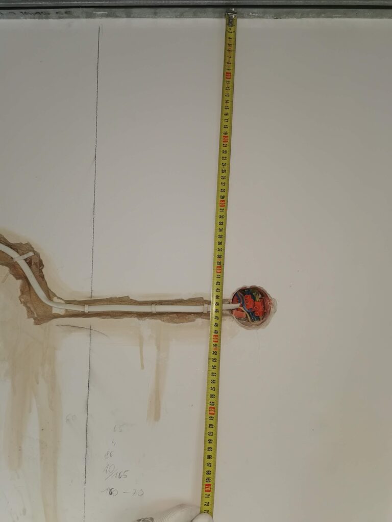 Puszka elektryczna w ścianie z miarką