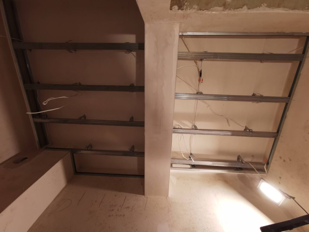 Wnęka z półkami i przygotowaną instalacją elektryczną