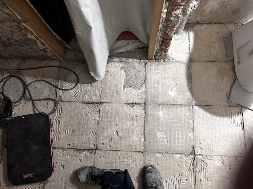 Odsłonięta podłoga z instalacją podczas remontu.