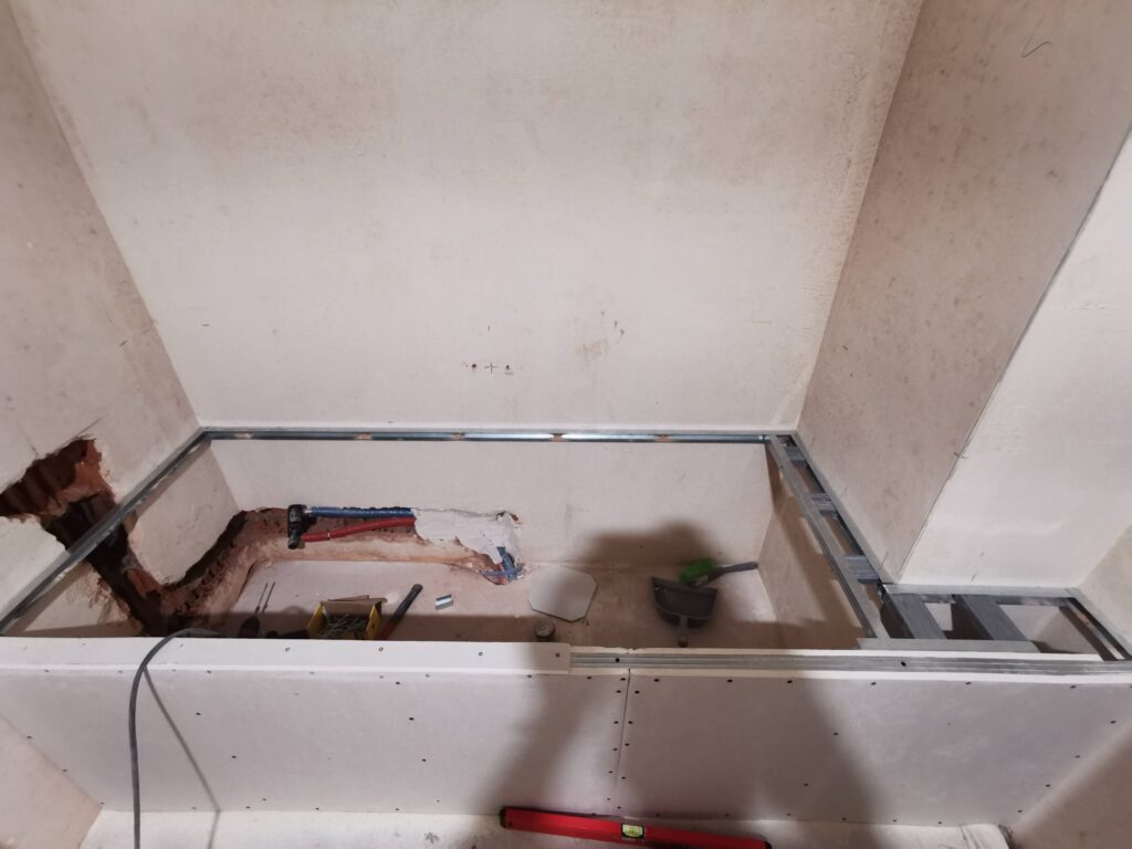 Wnętrze zabudowy z widocznymi przewodami instalacyjnymi