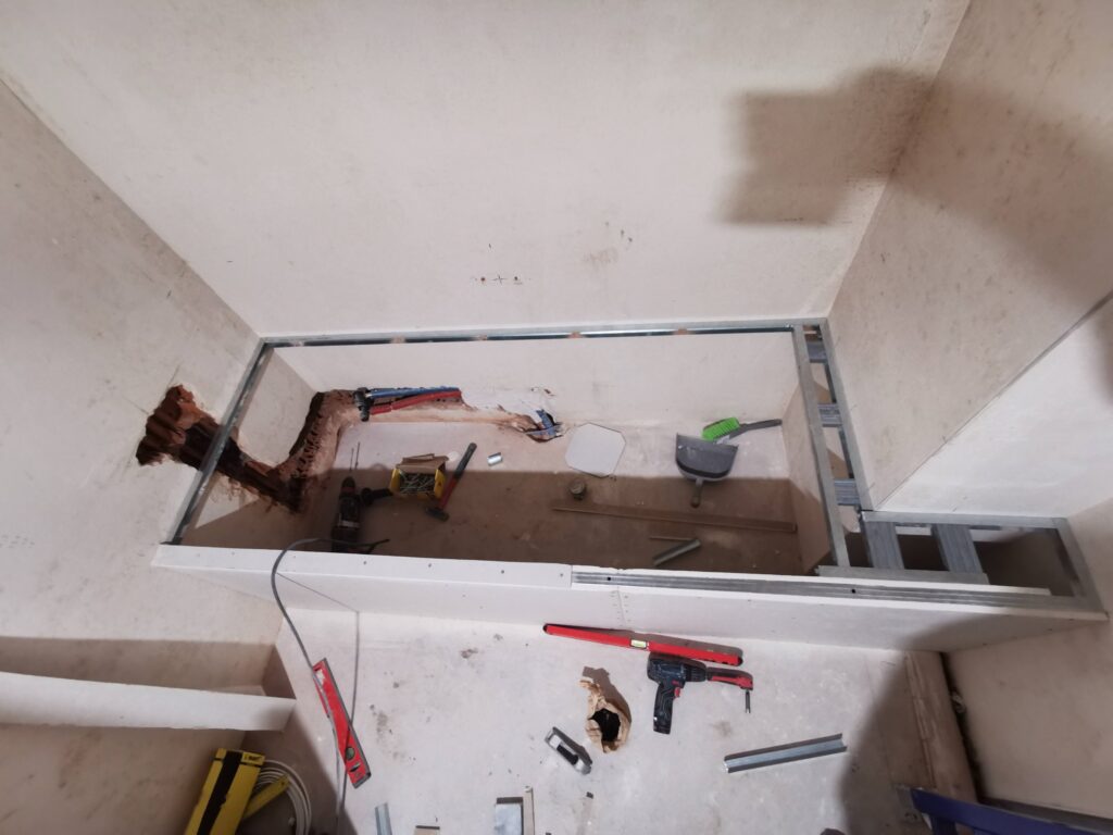 Otwarta wnęka instalacyjna w zabudowie łazienkowej