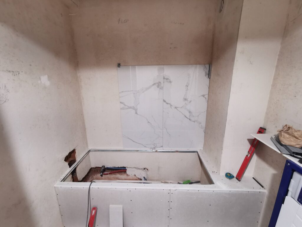 Zabudowa w łazience z wnęką wyłożoną płytkami