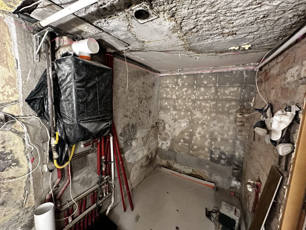 Odsłonięte instalacje w remontowanej łazience.