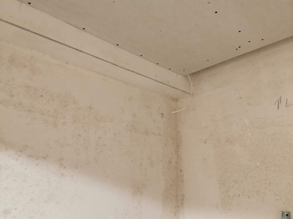 Narożnik sufitu w pomieszczeniu podczas remontu