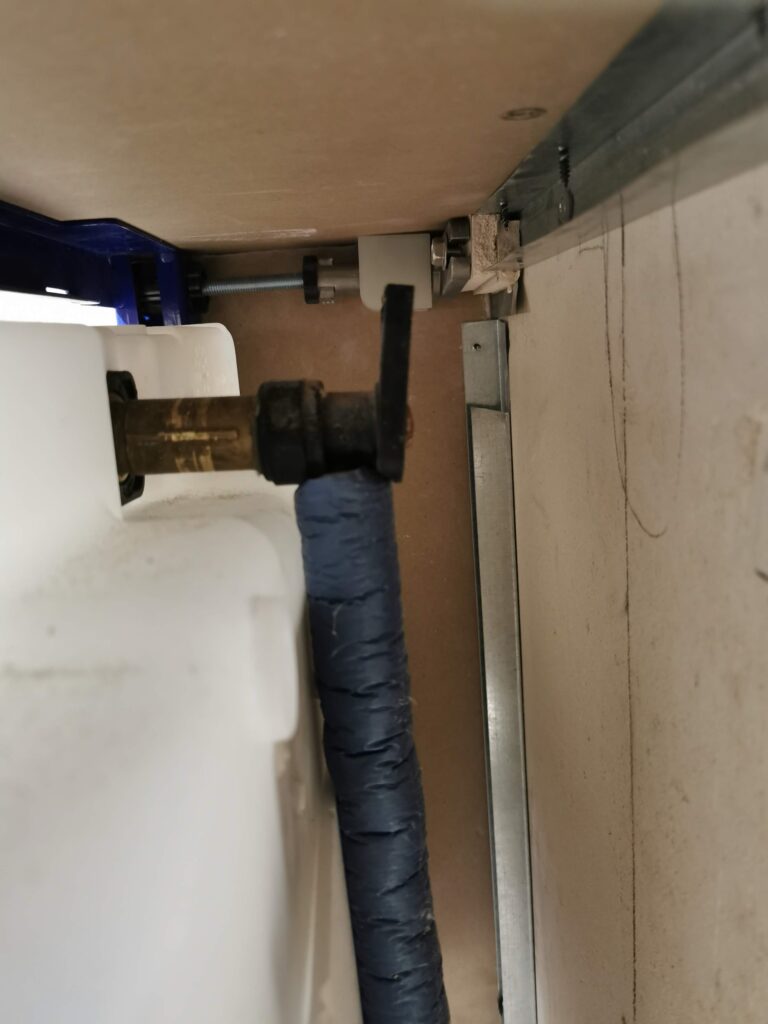 Zaizolowana rura instalacyjna poprowadzona pod sufitem