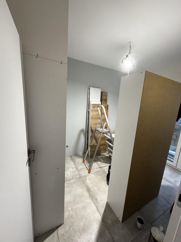 Przejście do remontowanego wnętrza z drabiną