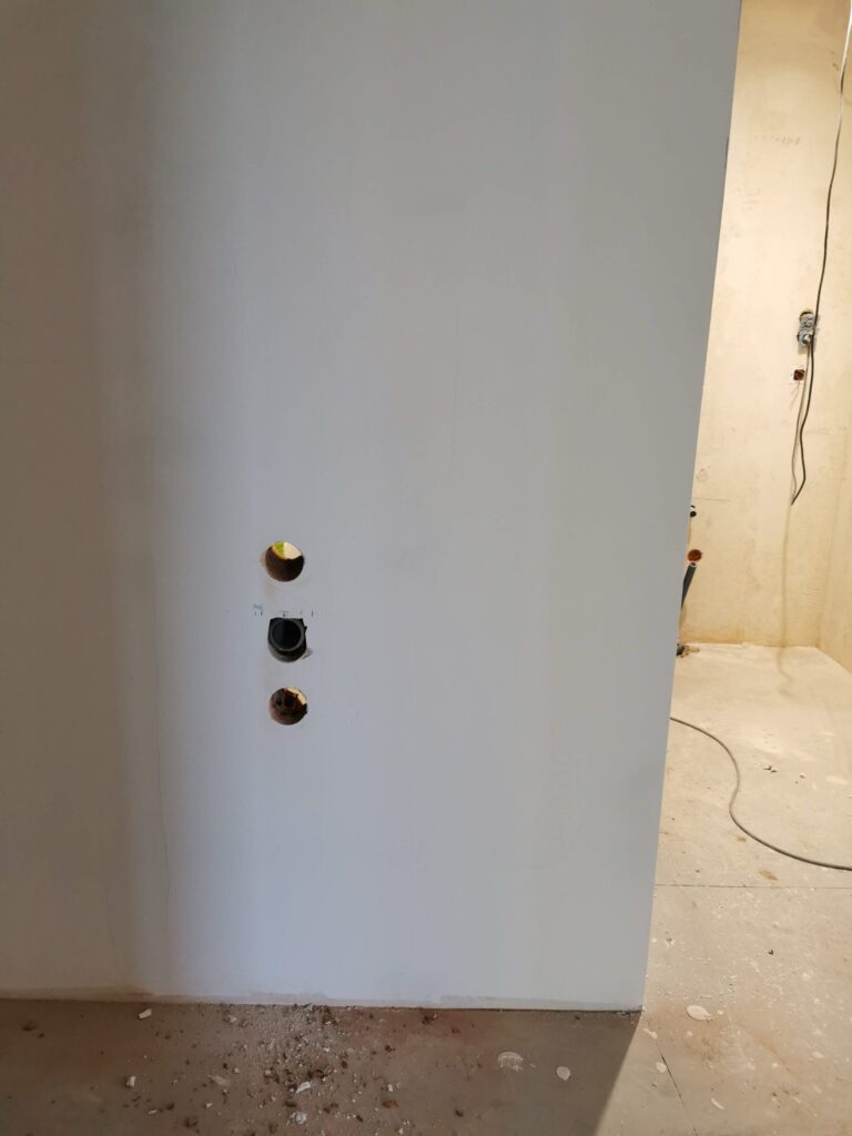 Otwory i przyłącza instalacyjne w ścianie łazienki