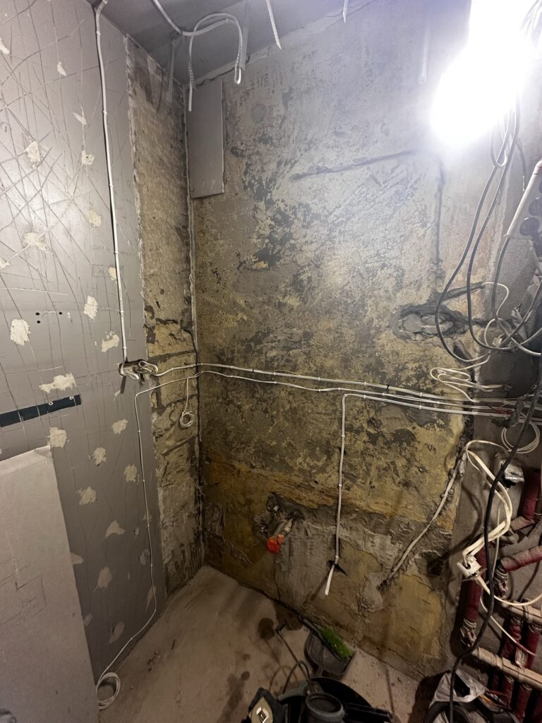 Odkryte instalacje w łazience podczas rozbiórki.