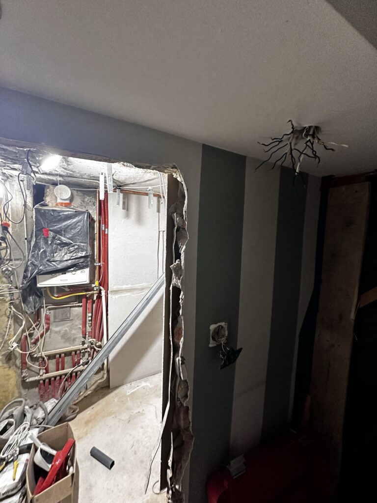 Remontowany korytarz z odsłoniętą instalacją elektryczną.