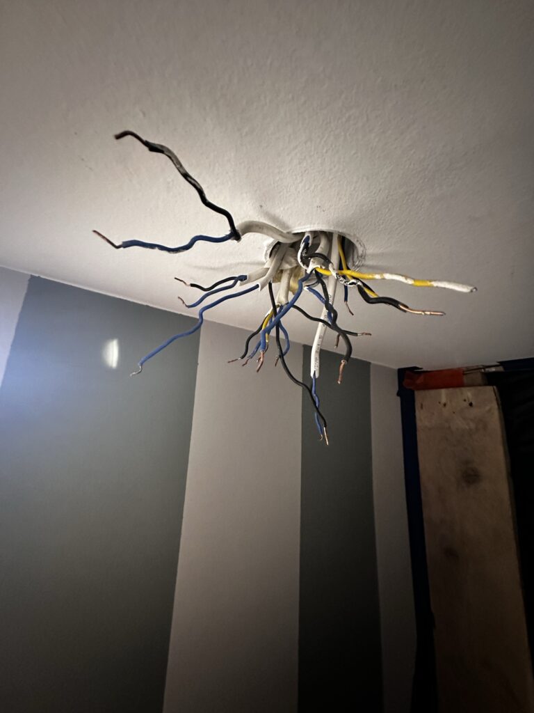 Przewody elektryczne wyprowadzone z sufitu.