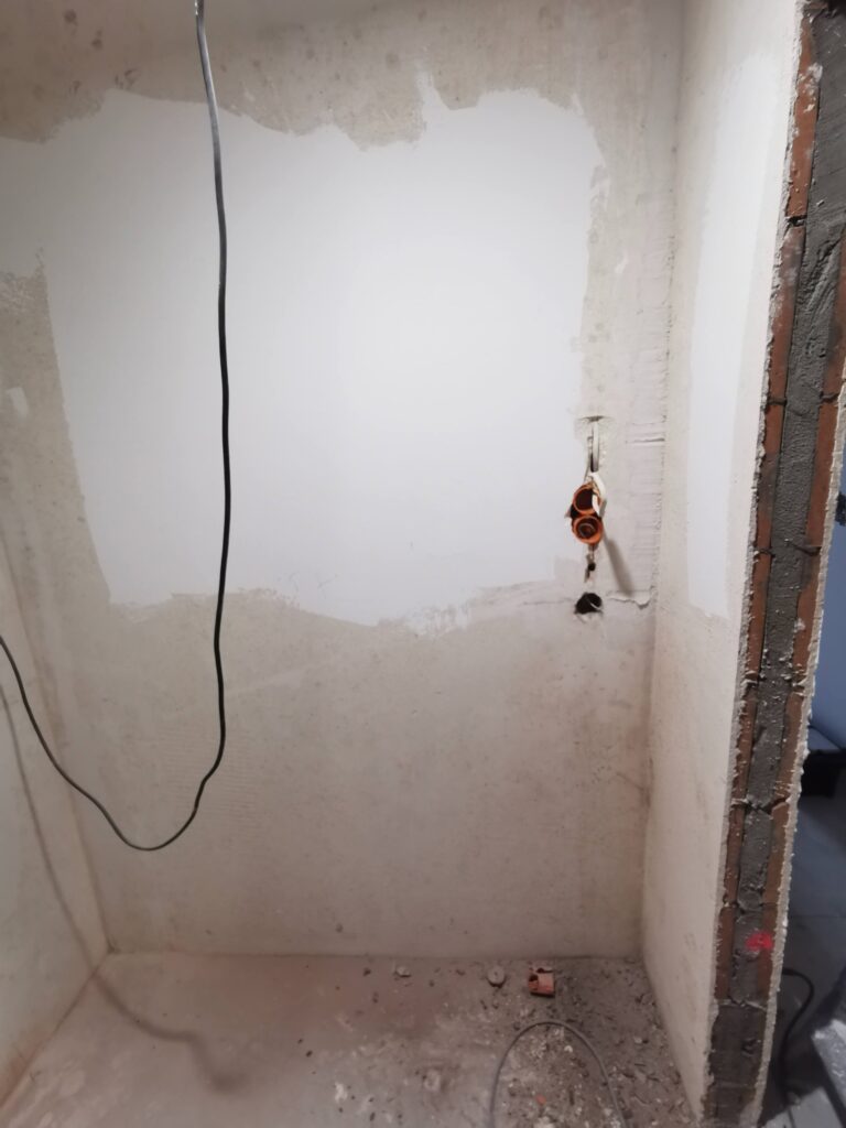Przewody elektryczne wyprowadzone ze ściany