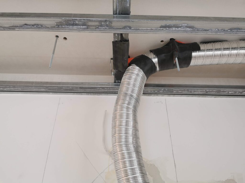 Rury instalacyjne poprowadzone nad sufitem podwieszanym