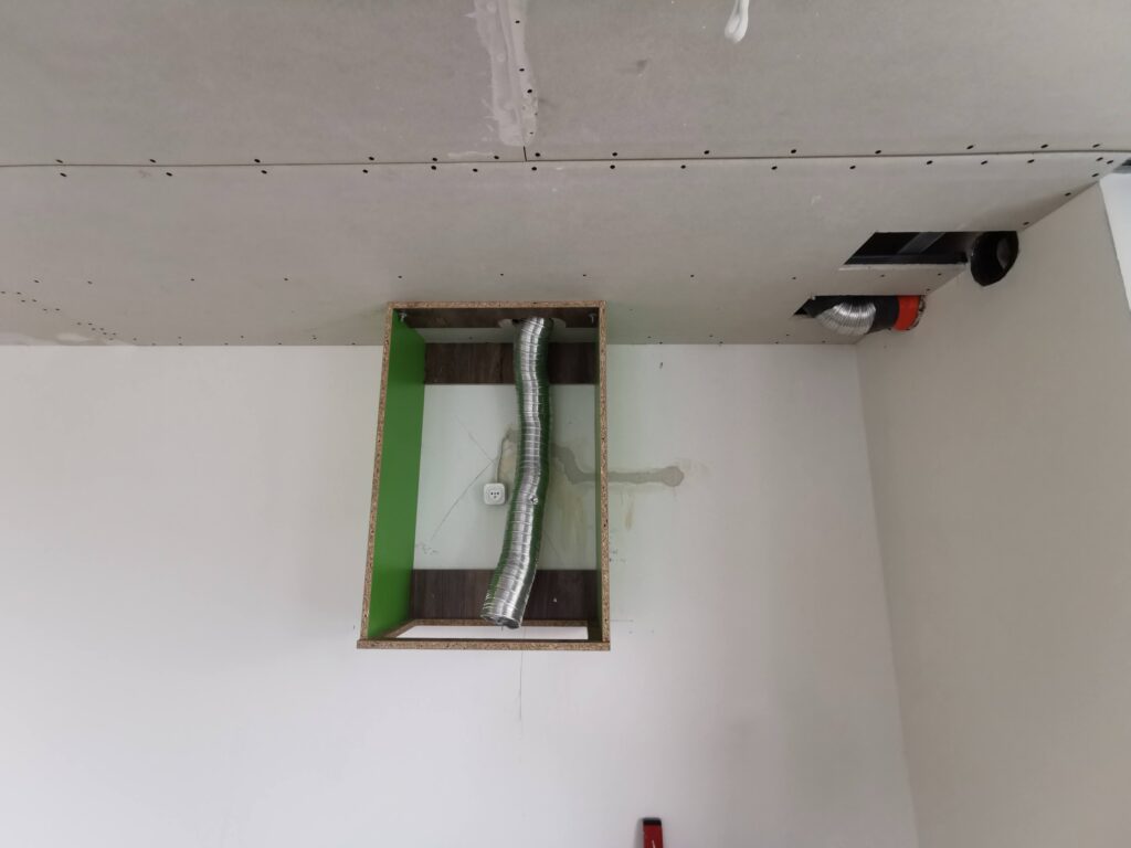 Otwór w suficie z przewodami instalacyjnymi