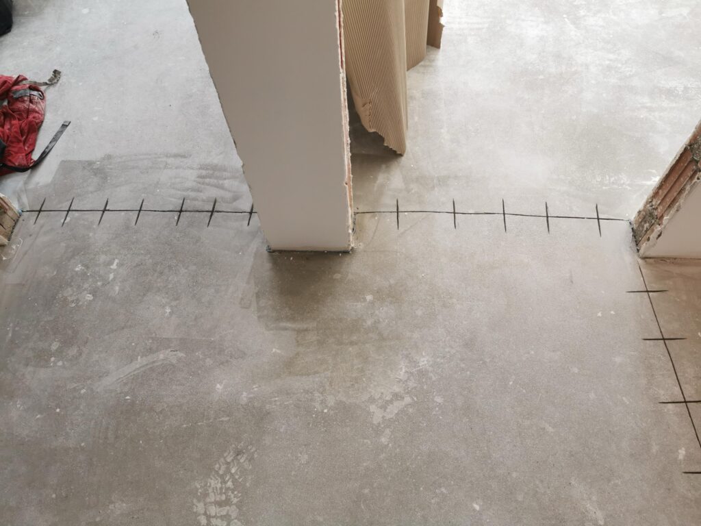 Betonowa podłoga z zaznaczoną linią przy przejściu