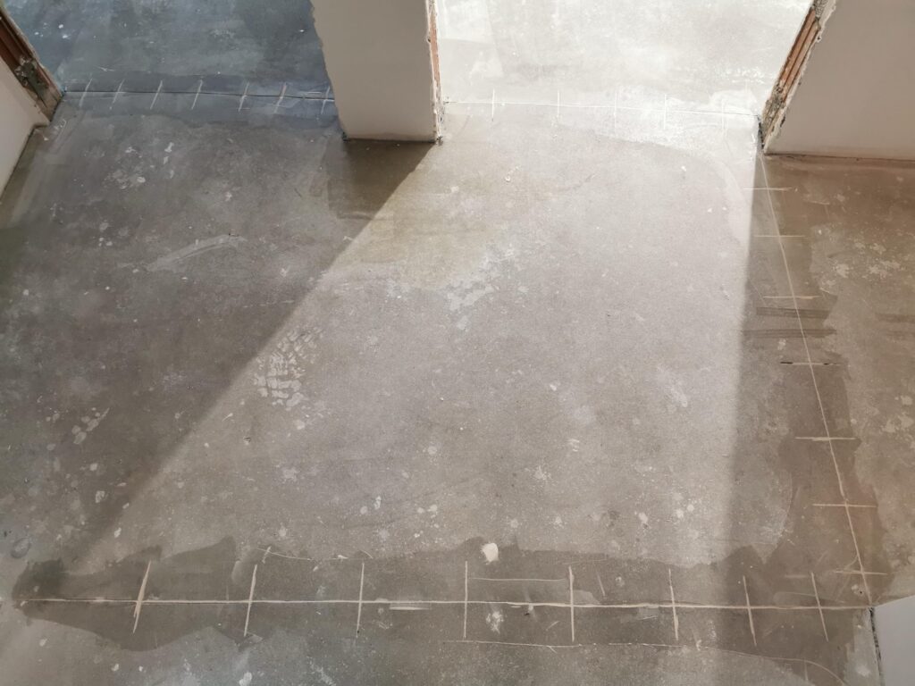 Betonowa posadzka z przygotowanymi nacięciami pod podział powierzchni