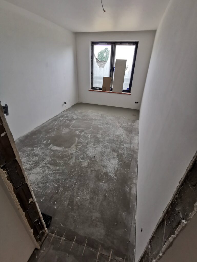 Pusty korytarz z przygotowaną betonową posadzką