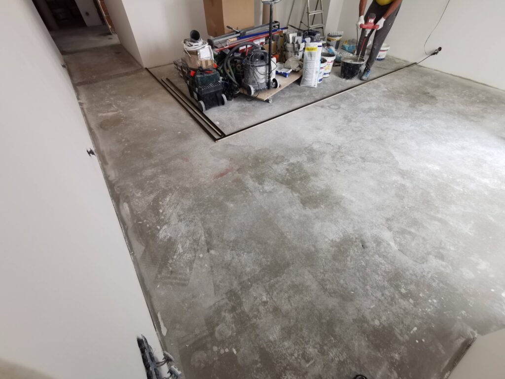 Betonowa posadzka w remontowanym mieszkaniu
