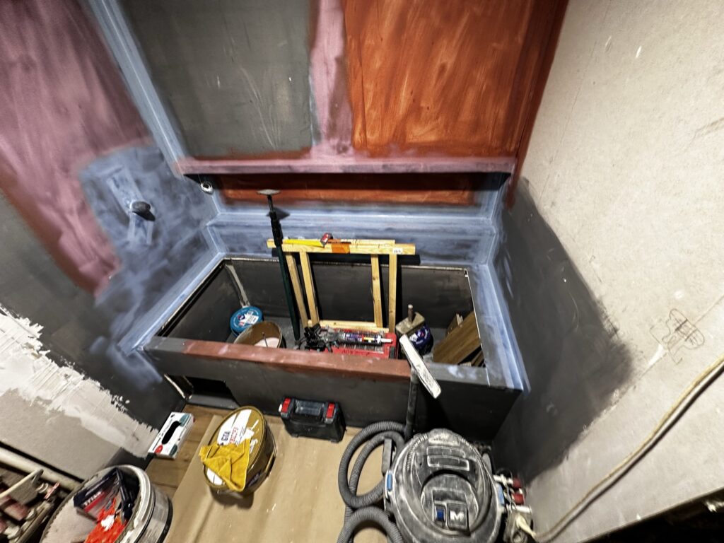 Otwarta wnęka instalacyjna z rurami i przewodami.